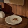 Bílý mramorový servírovací talíř Kave Home Ecin 30 cm -fv-interier-25