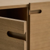 Dubový TV stolek Kave Home Arelida 200 x 40 cm -fv-interier-25